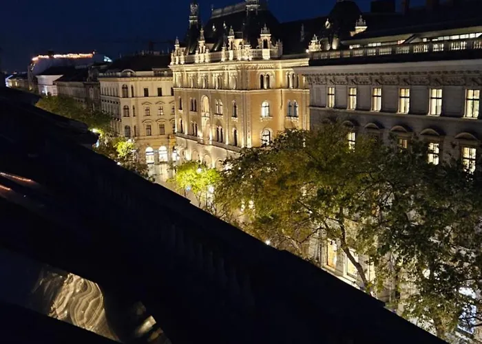 Opera16 Guestrooms 4* Budapeşte