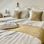 Opera16 Guestrooms Pensiune 4*